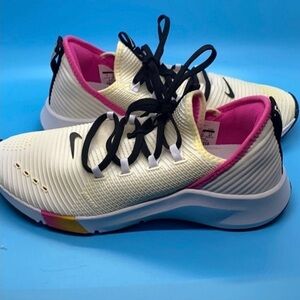 Nike Air Zoom Woman’s Sneakers Size 7 Color Cream, White, Pink and Black NWOT